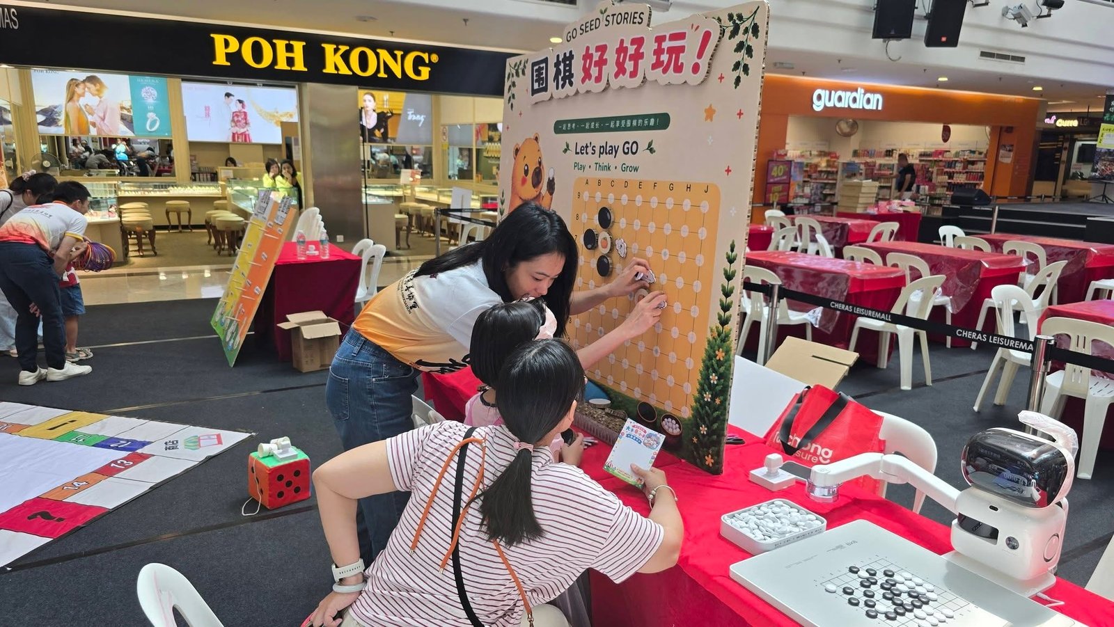 家長與孩子在圍棋體驗區嘗試下棋