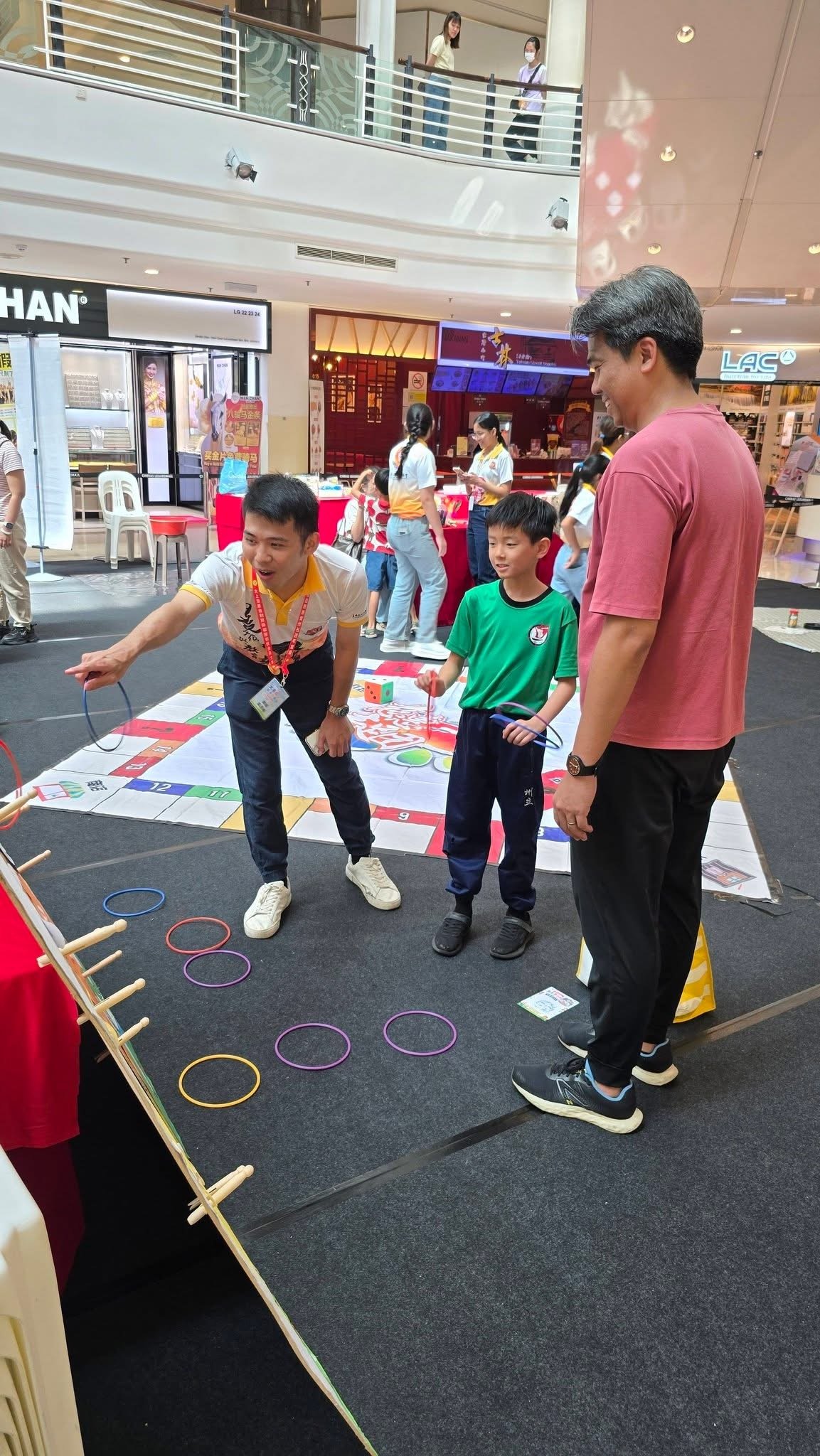 志工帶領家庭體驗遊戲