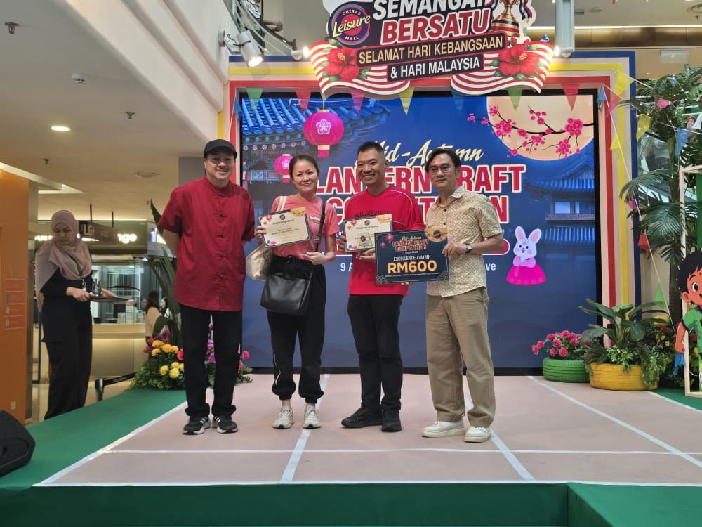 慈惠青足團成員上台領取 Top 5 Excellence Award