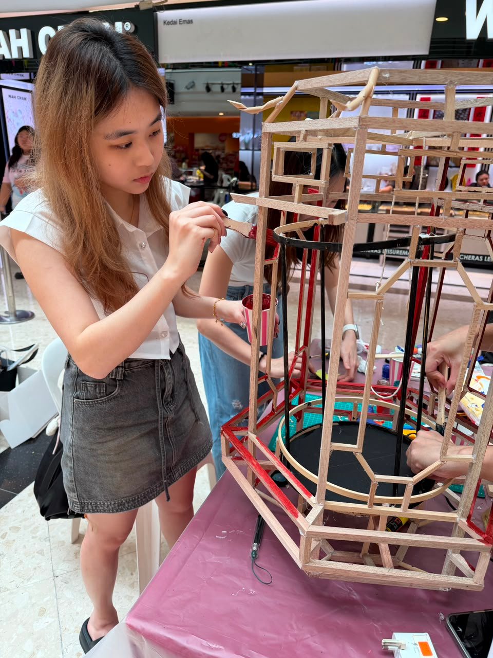 慈惠青足團成員製作燈籠結構