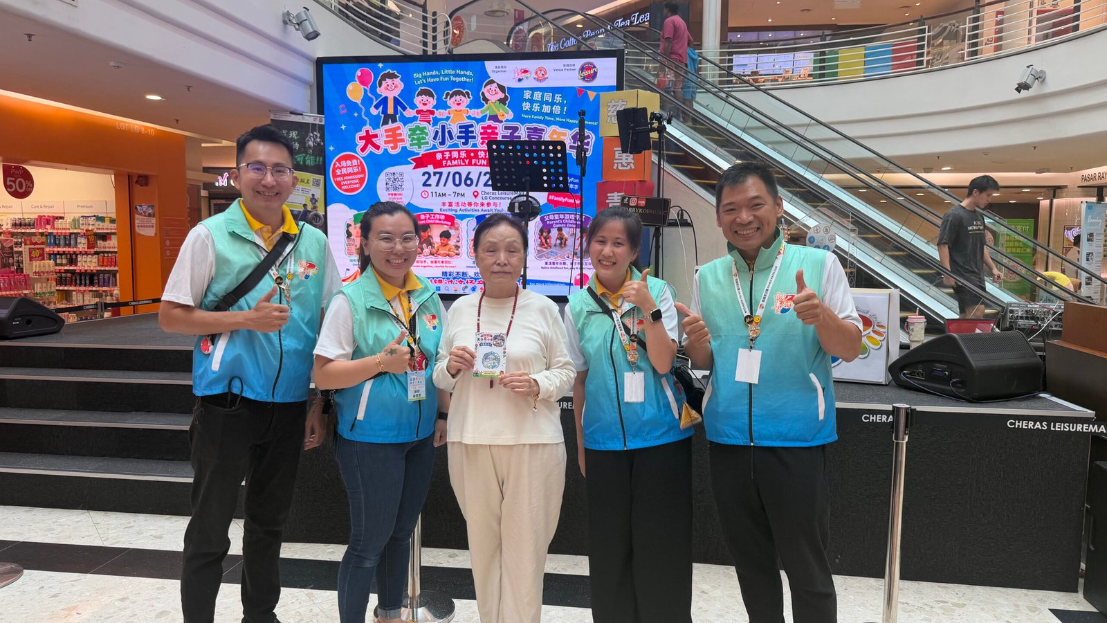 慈惠青足團與合作夥伴在活動現場合影