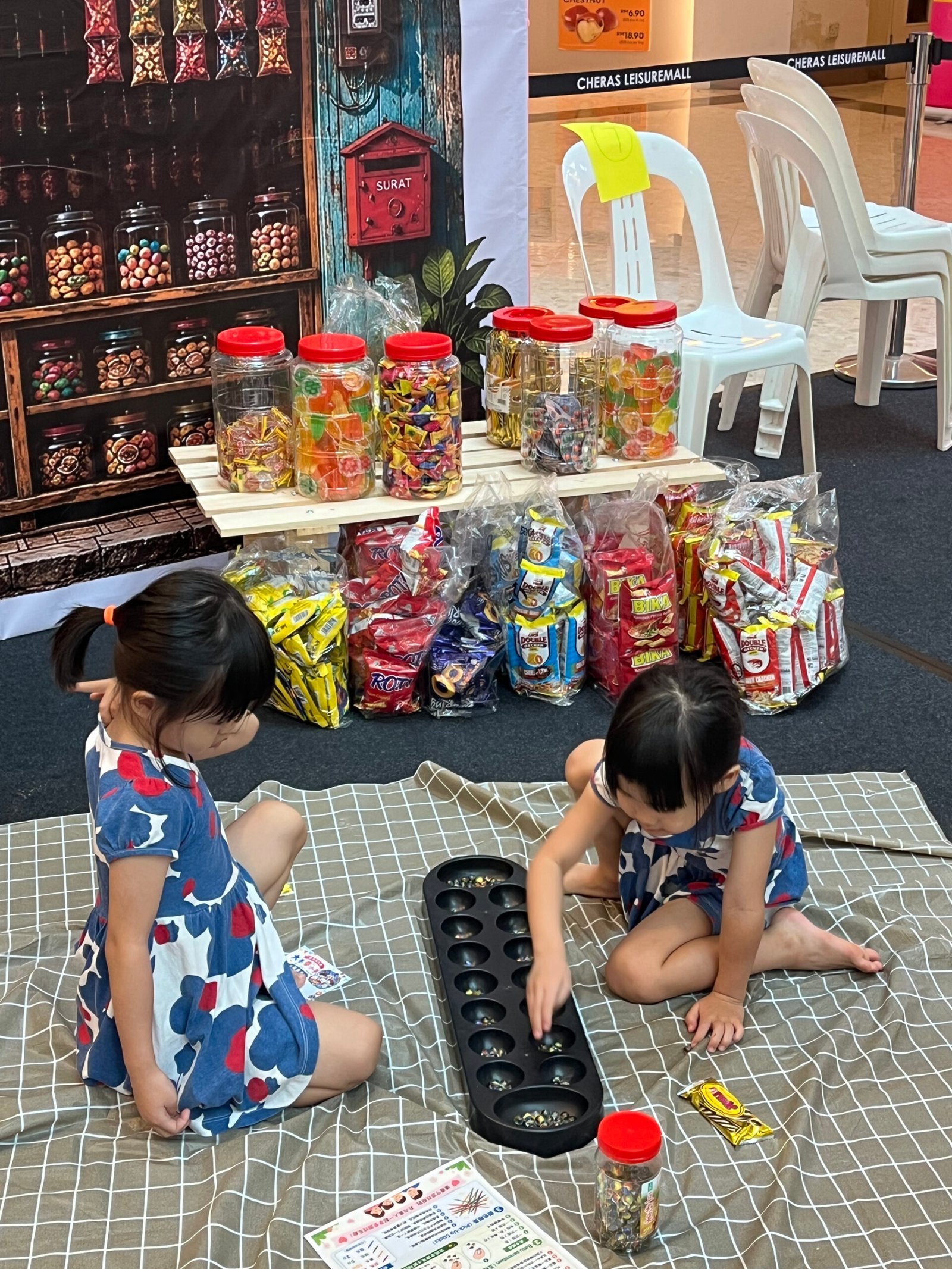 孩子在互動遊戲區嘗試桌面遊戲