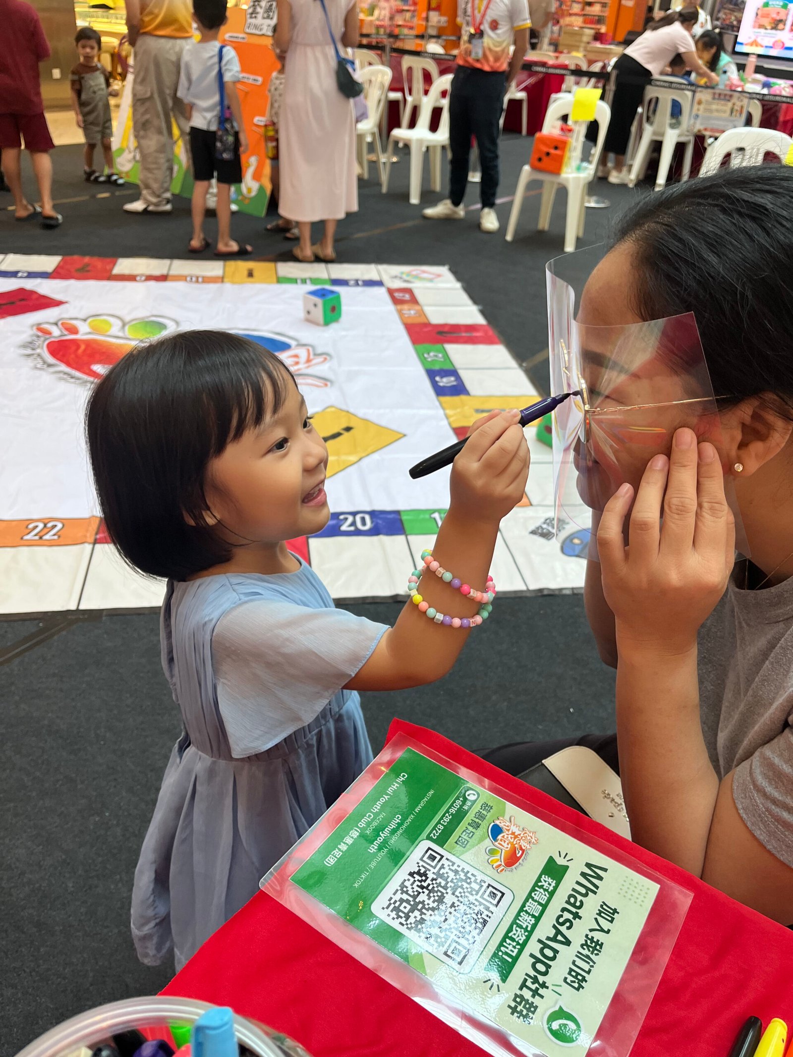 孩子與家長在遊戲區互動