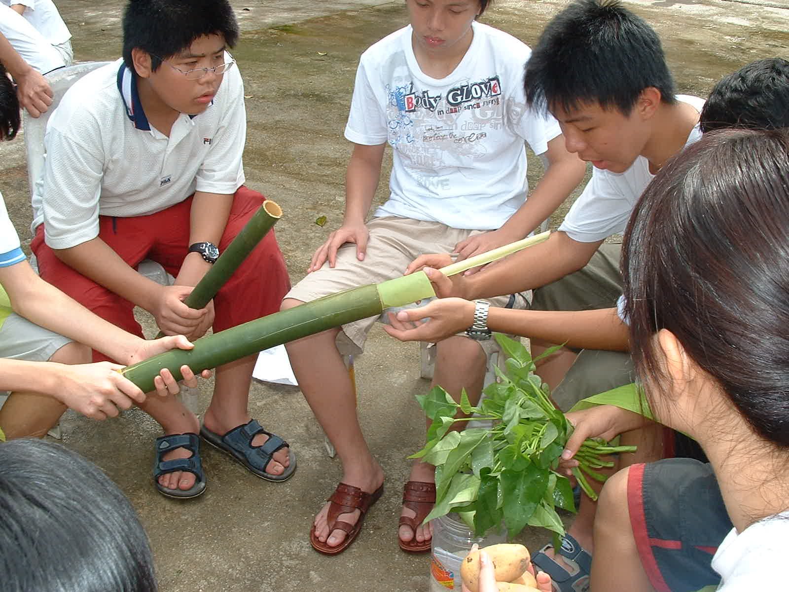 青少年動手準備竹筒材料