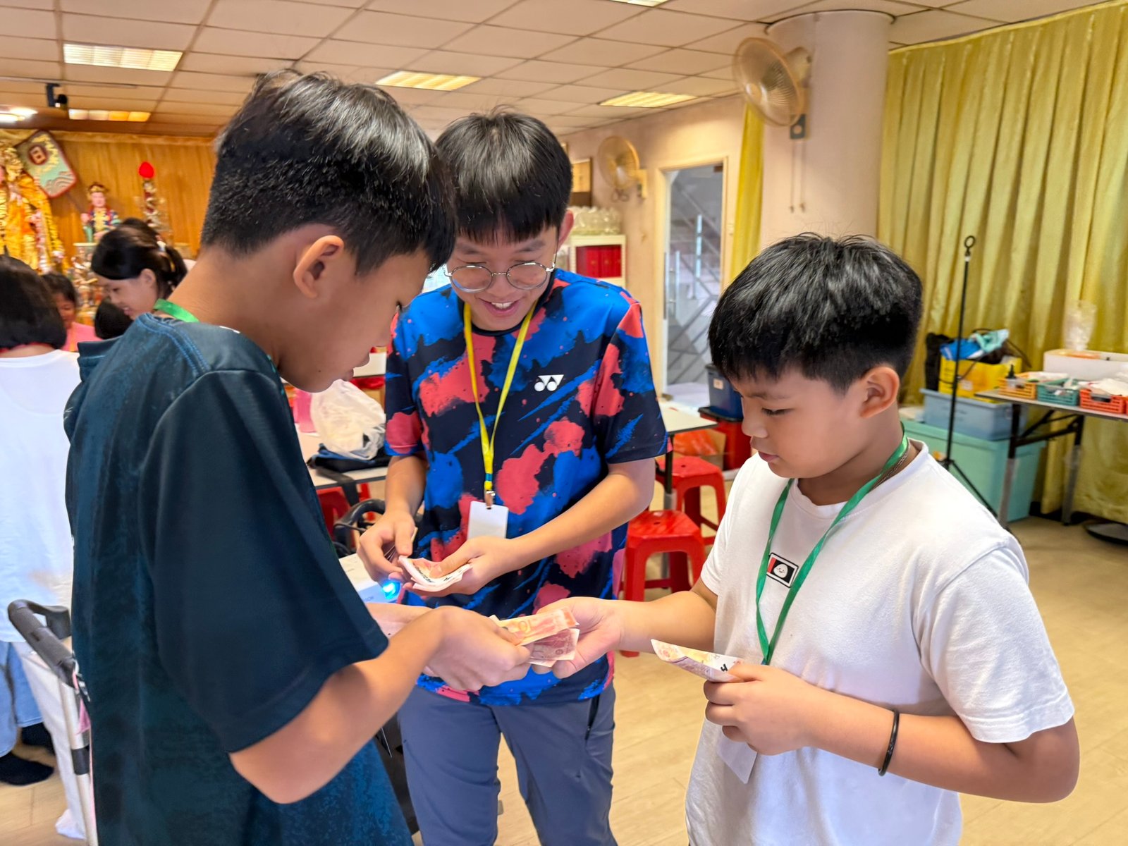 孩子在交易遊戲中交換模擬貨幣