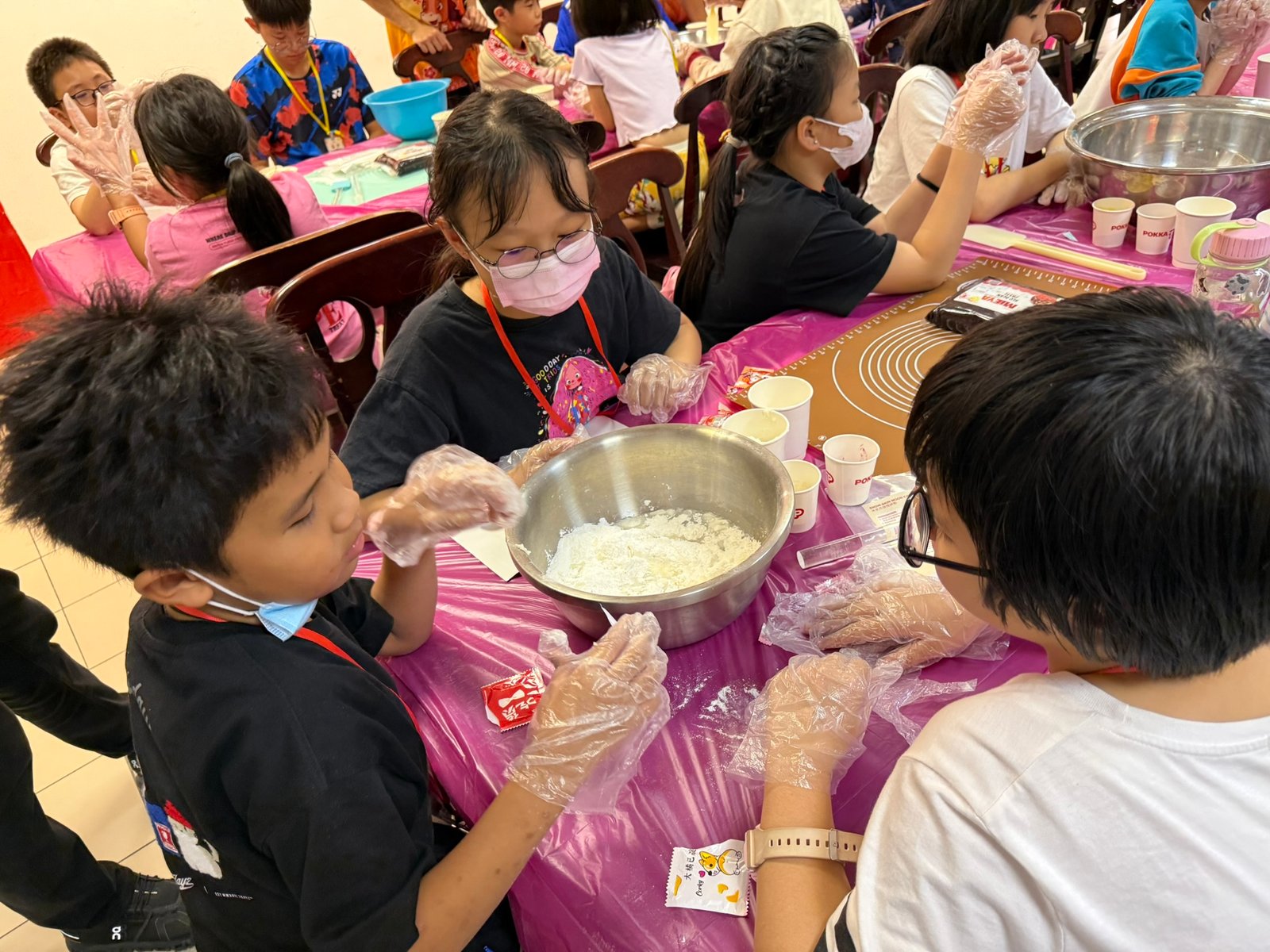 孩子合作製作冰皮月餅