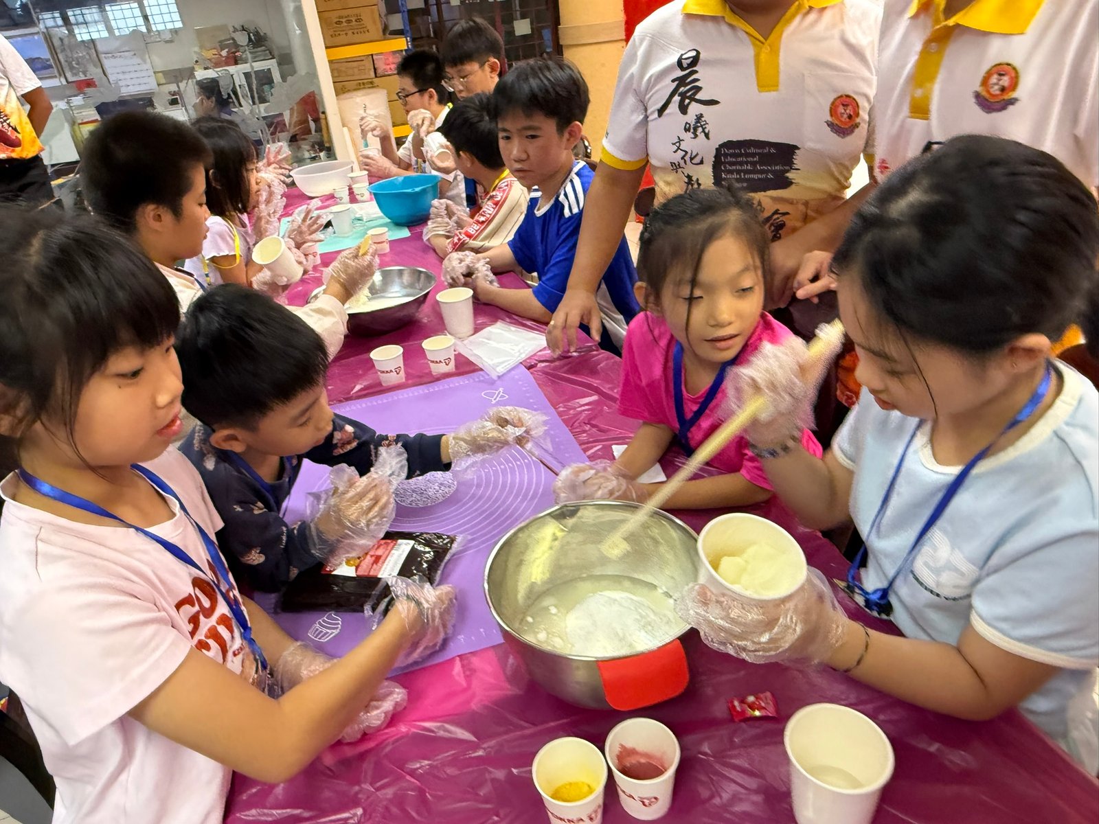 小組一起製作冰皮月餅