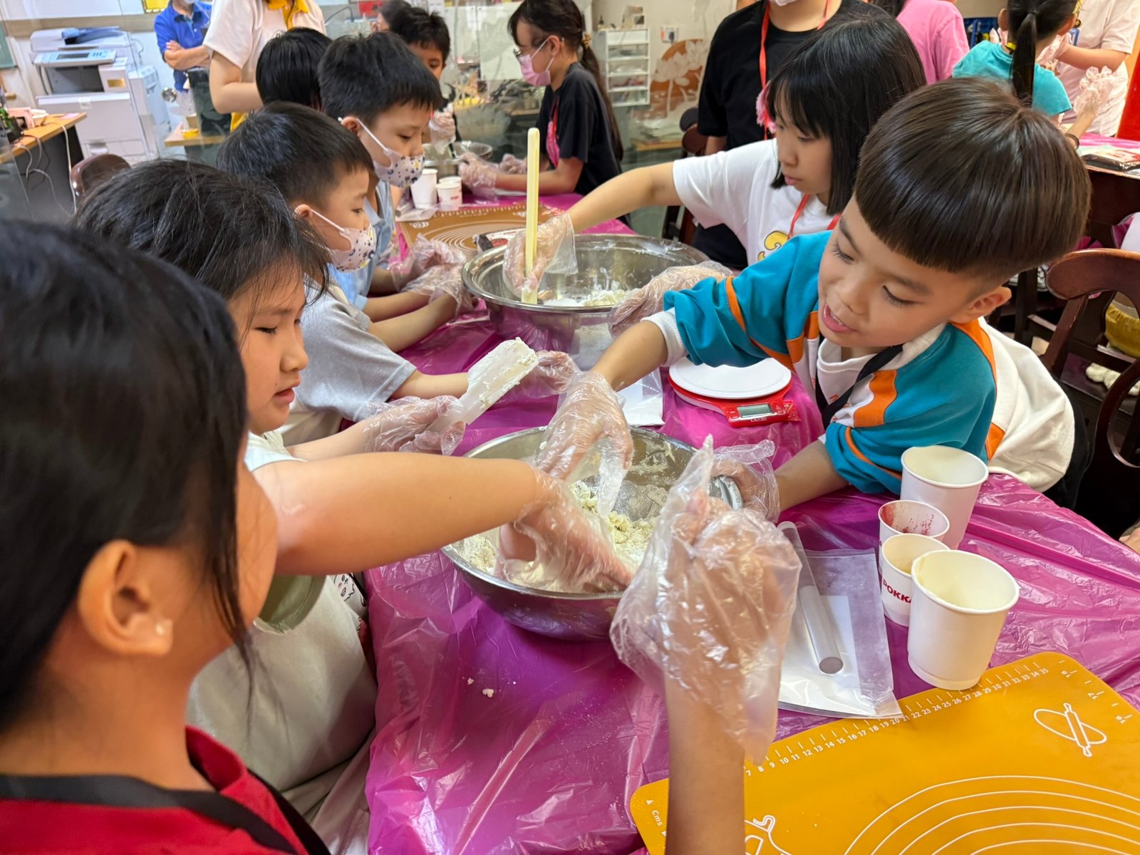 孩子分工完成冰皮月餅製作