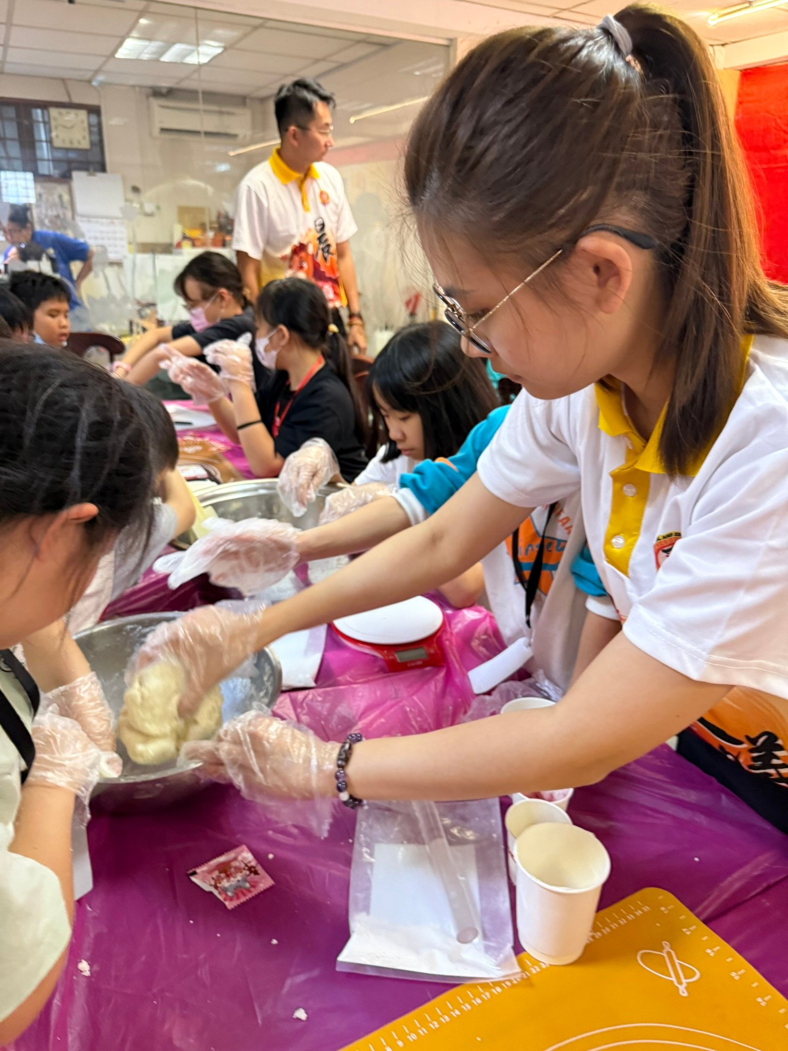 孩子為冰皮月餅完成造型
