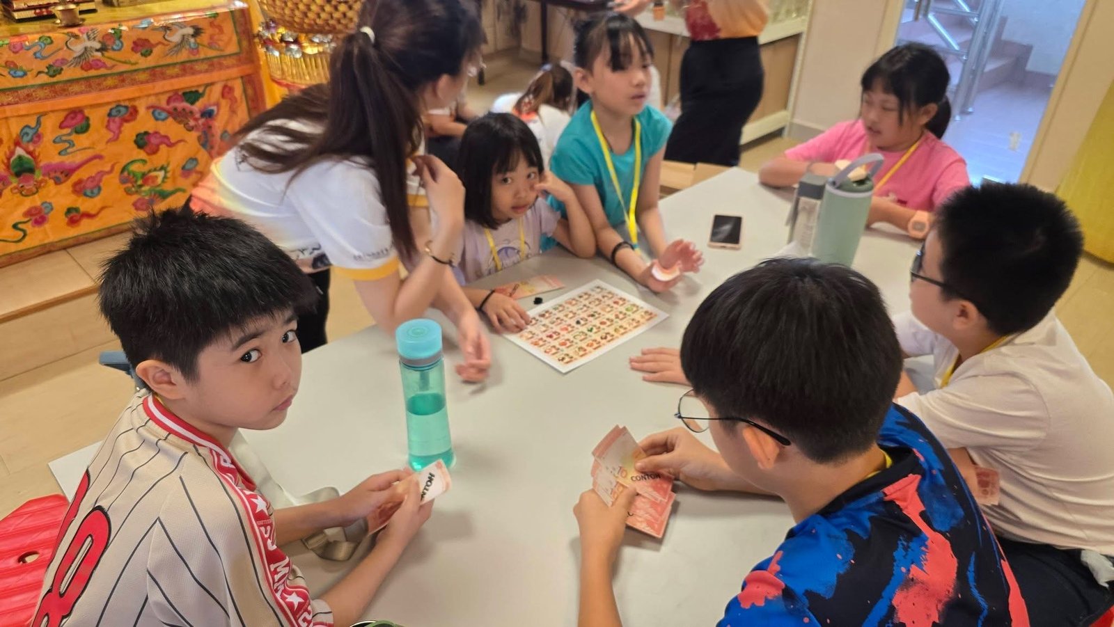 孩子參與金錢交換遊戲